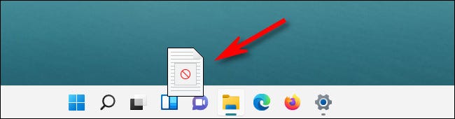 Um arquivo sendo arrastado para a barra de tarefas com um símbolo riscado no Windows 11.