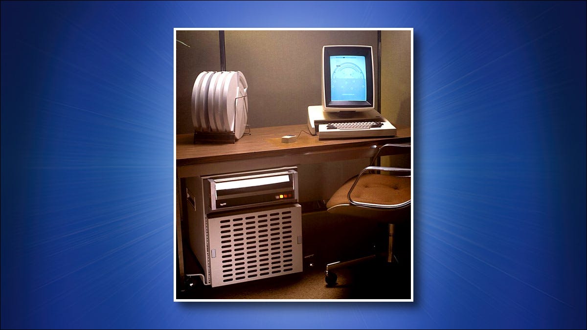 Uma foto de um computador Xerox Alto