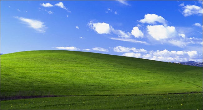 Uma versão recortada do plano de fundo da área de trabalho "Bliss" do Windows XP.