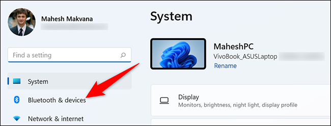 Selecione "Bluetooth e Dispositivos" em Configurações.