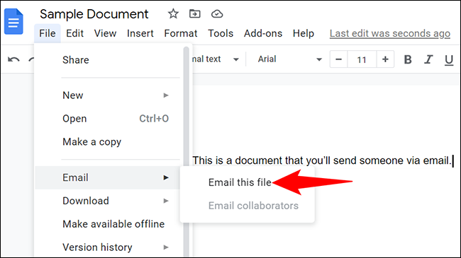 Escolha Arquivo> E-mail> Enviar este arquivo por e-mail na barra de menus do Google Docs.