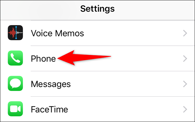 Toque em "Telefone" em Ajustes do iPhone.