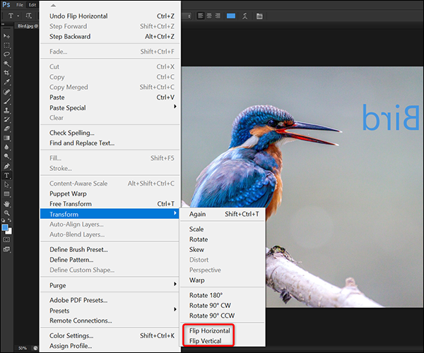 Escolha uma opção de flip no menu “Transformar” no Photoshop.