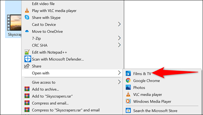 Clique com o botão direito em um vídeo e selecione Abrir com> Filmes e TV.