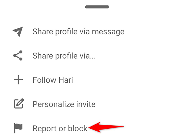 Toque em "Denunciar ou bloquear" no menu de três pontos.