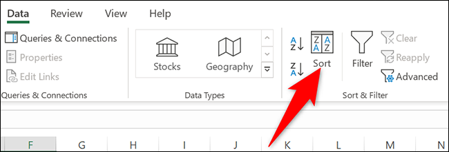 Clique em "Classificar" na seção "Classificar e filtrar" da guia "Dados" do Excel.
