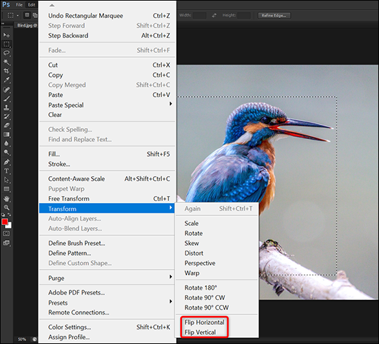 Selecione uma opção de flip no menu “Transformar” no Photoshop.