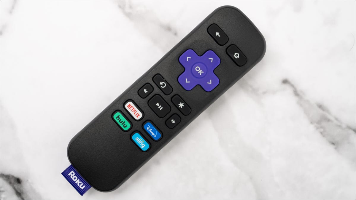 Um controle remoto Roku sobre uma mesa