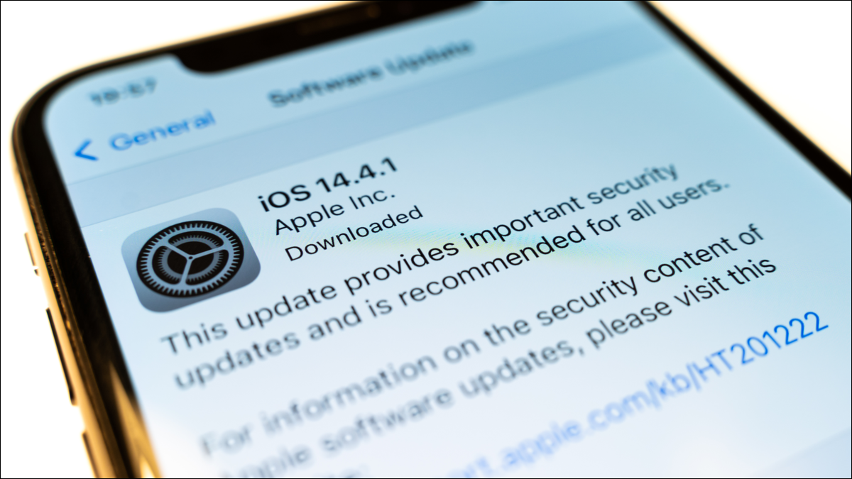 Um [iPhone pple mostrando notificação de patch de segurança
