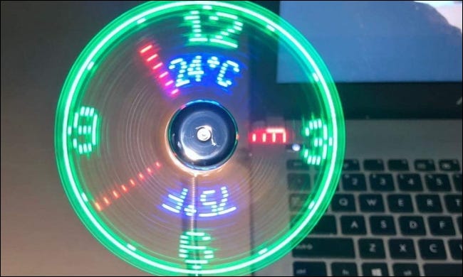 Ventilador LED de relógio sendo usado no laptop