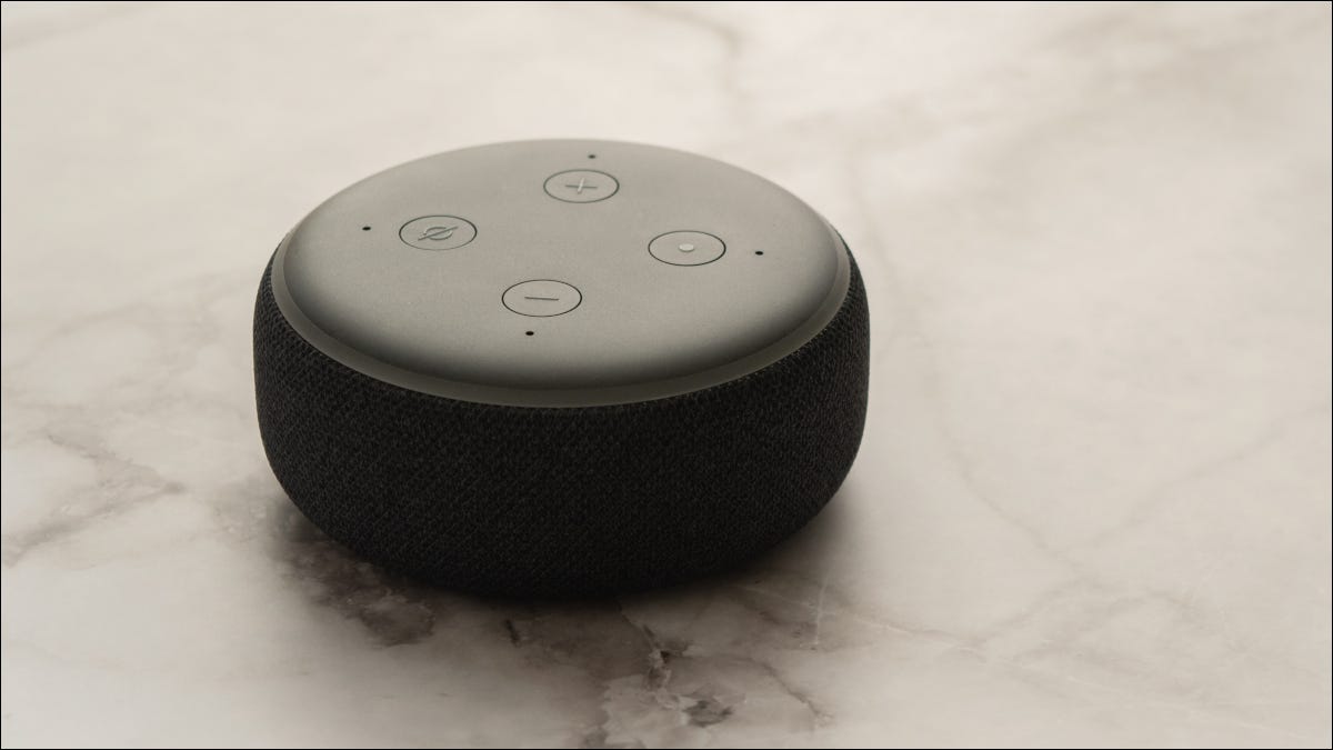 Amazon Echo Dot em uma superfície de mármore