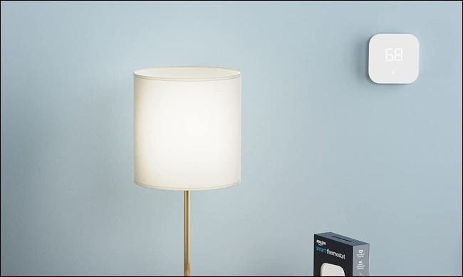 Amazon Smart Thermostat na parede azul