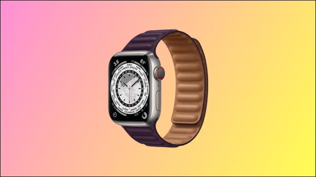 Titanium Apple Watch 7 em fundo rosa e amarelo