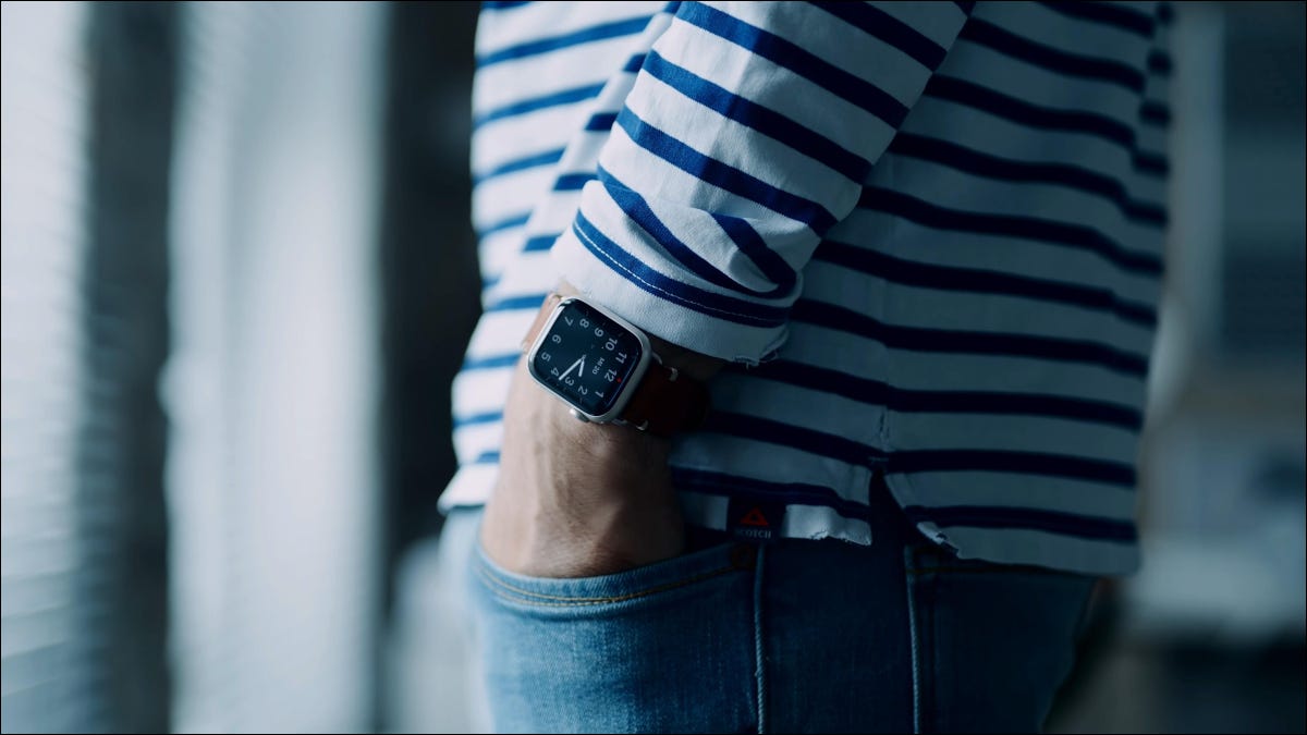 Close do Apple Watch Series 7 no pulso da pessoa com a mão no bolso
