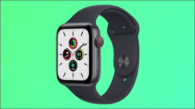 Apple Watch SE cinza sobre fundo verde