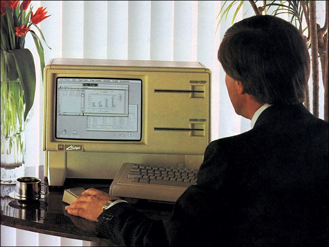 Um homem usando um computador Apple Lisa.