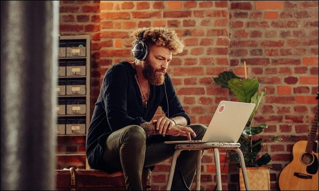 Músico usando fones de ouvido Beyerdynamic para editar música