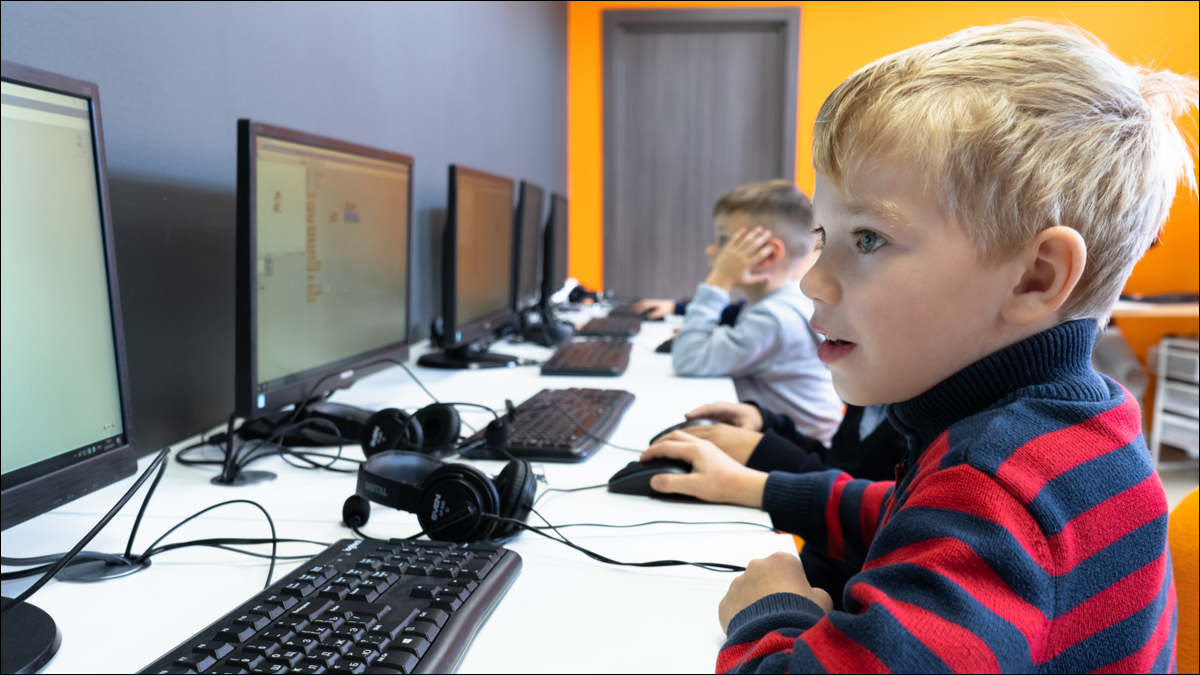 Criança aprendendo a programar em um PC com Scratch