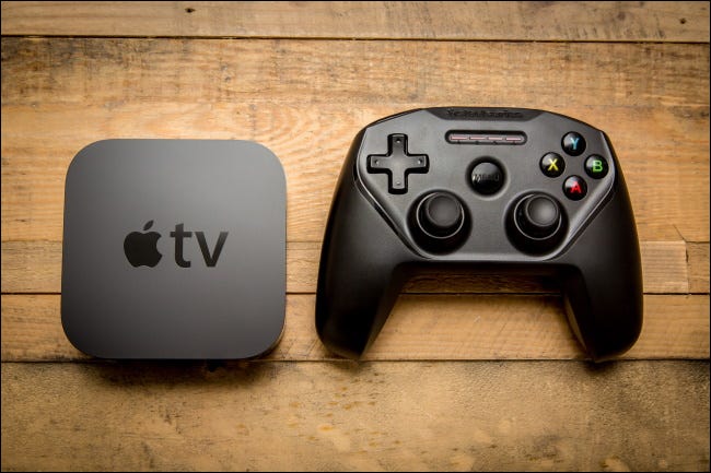 Um controlador de jogos e um Apple TV.