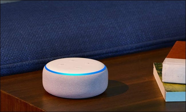 Echo Dot Branco na mesa lateral