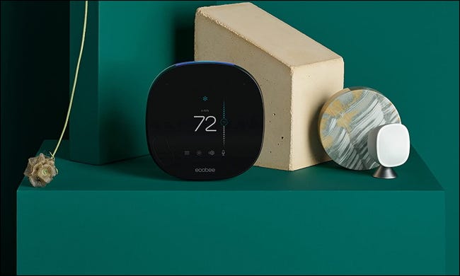 ecobee termostato inteligente na mesa verde