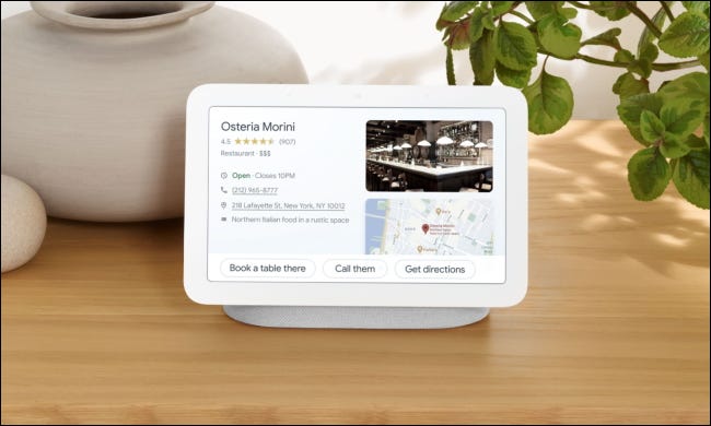 Hub Google Nest na mesa com potes