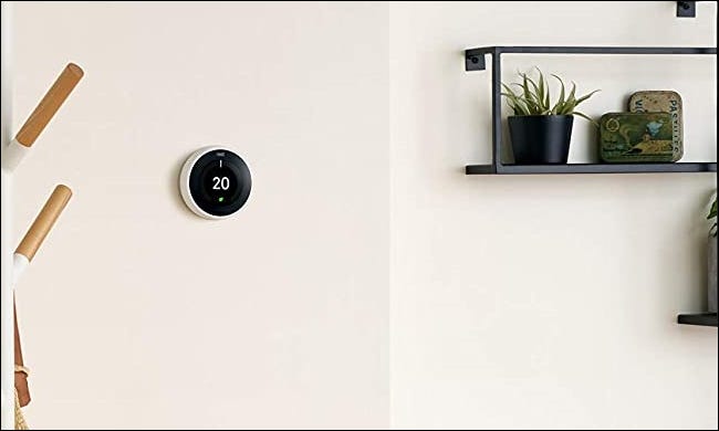 Termostato inteligente Google Nest na sala de estar