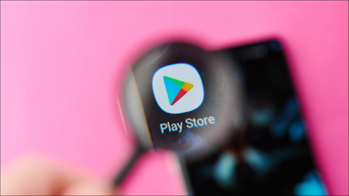 O logotipo da Google Play Store em um smartphone mostrado através de uma lupa