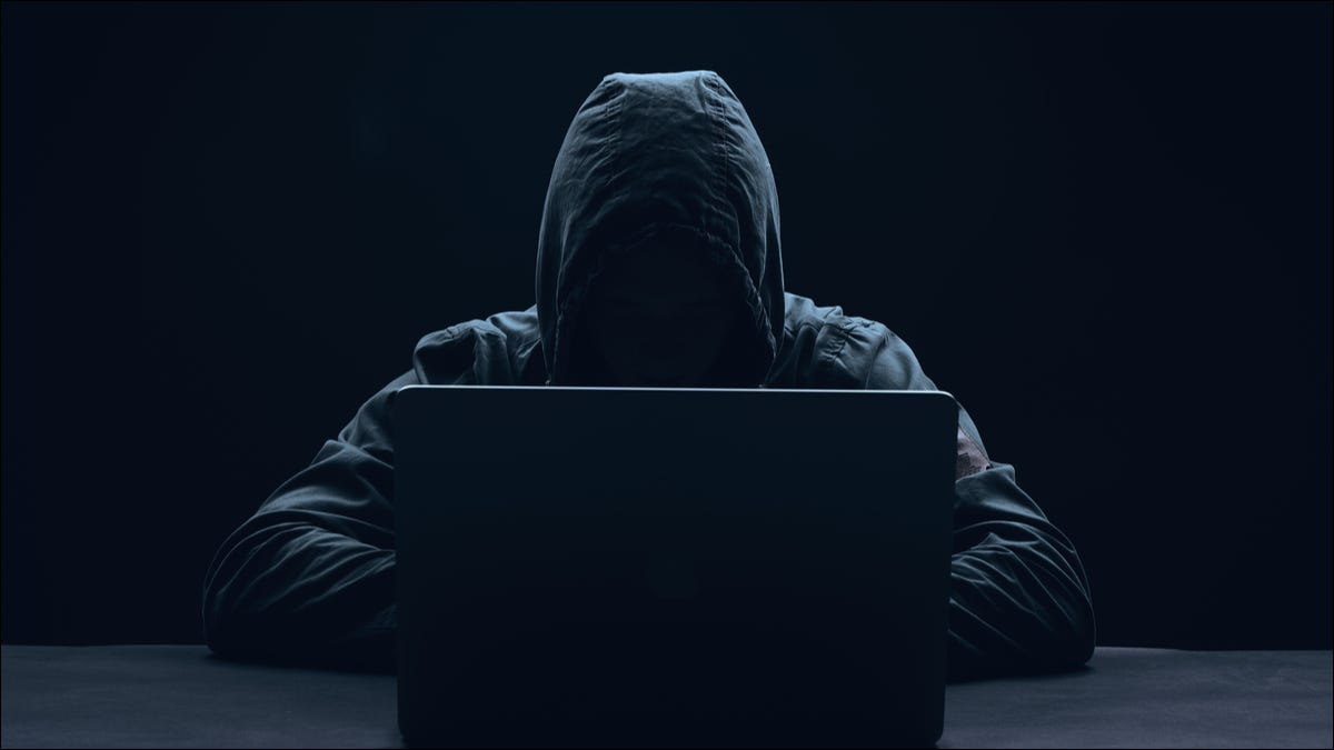 Hacker com um laptop