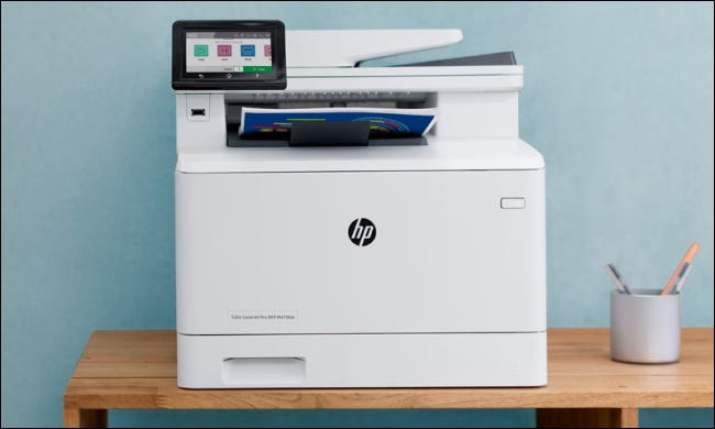 HP LaserJet Pro na mesa