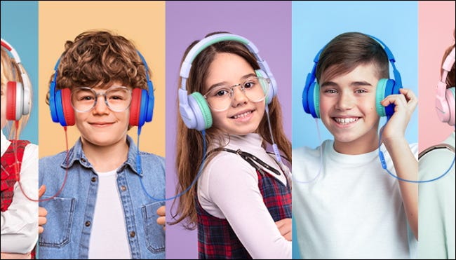crianças usando fones de ouvido iClever