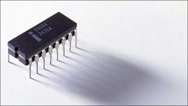 O chip Intel 4004 em uma embalagem DIP de plástico