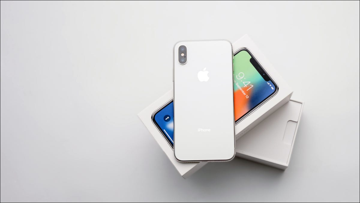 Um iPhone X em cima de sua embalagem