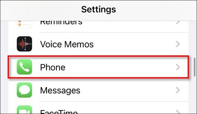 Nas configurações do iPhone, toque em "Telefone".