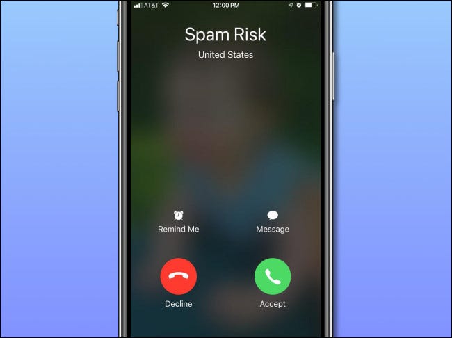 O rótulo "Risco de spam" em uma tela de chamada do iPhone.
