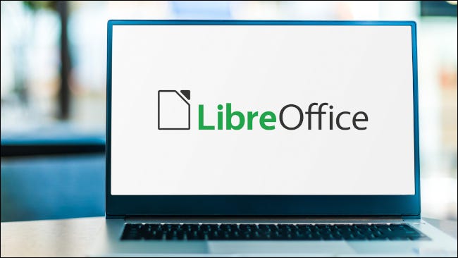 Tela do laptop mostrando o logotipo do LibreOffice