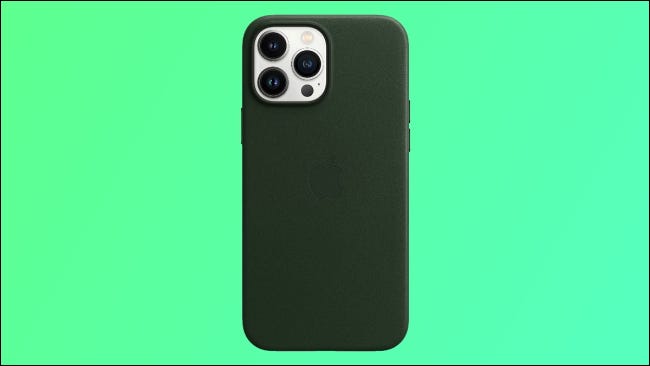 capa de couro apple sobre fundo verde