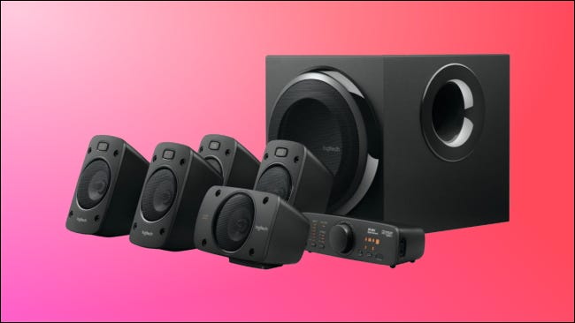 sistema de som surround logitech em fundo rosa