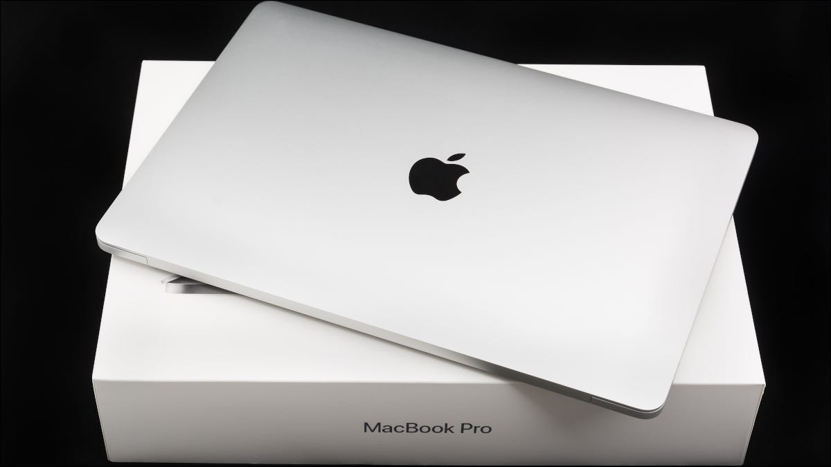 Um MacBook Pro fechado sobre a embalagem original