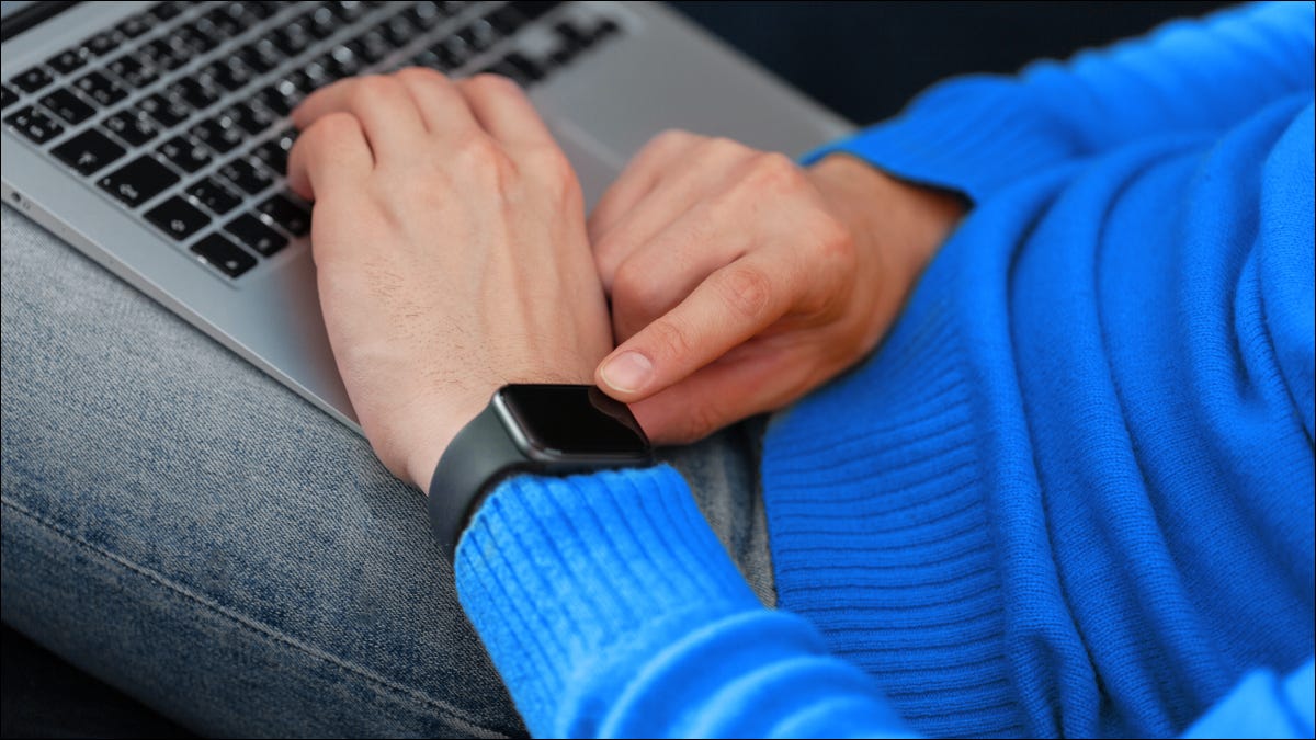 Mão de homem tocando Apple Watch