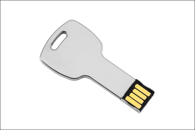 Pen drive USB prateado em formato de chave