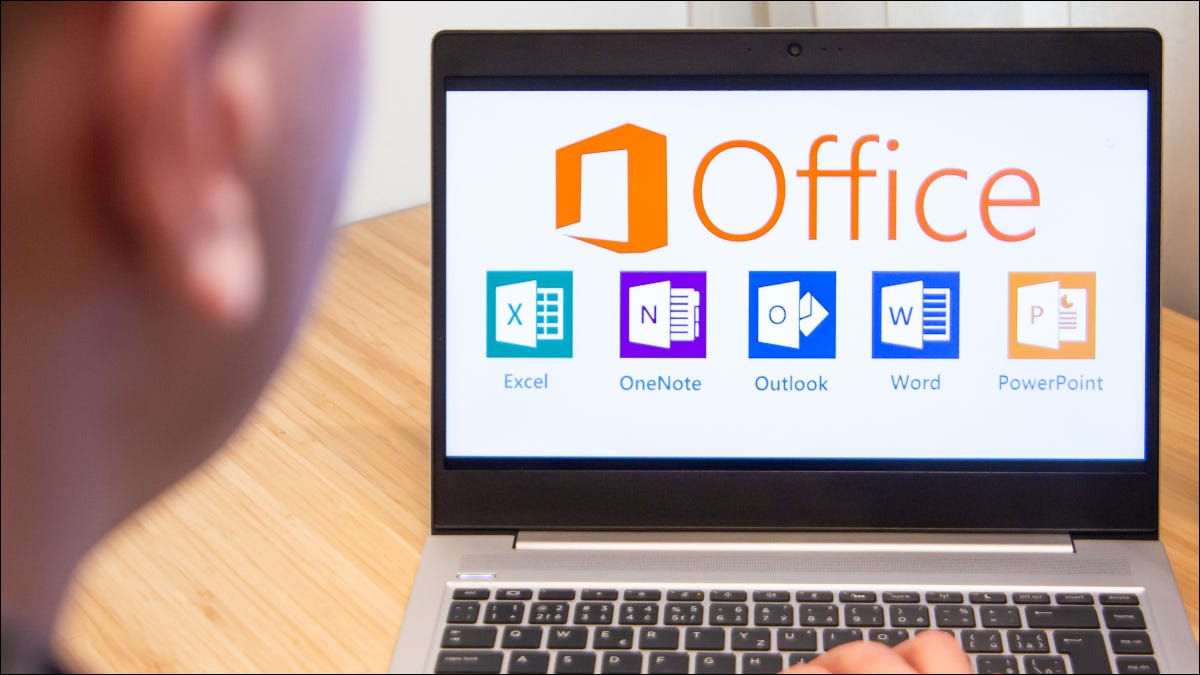 Laptop mostrando logotipos do Microsoft Office