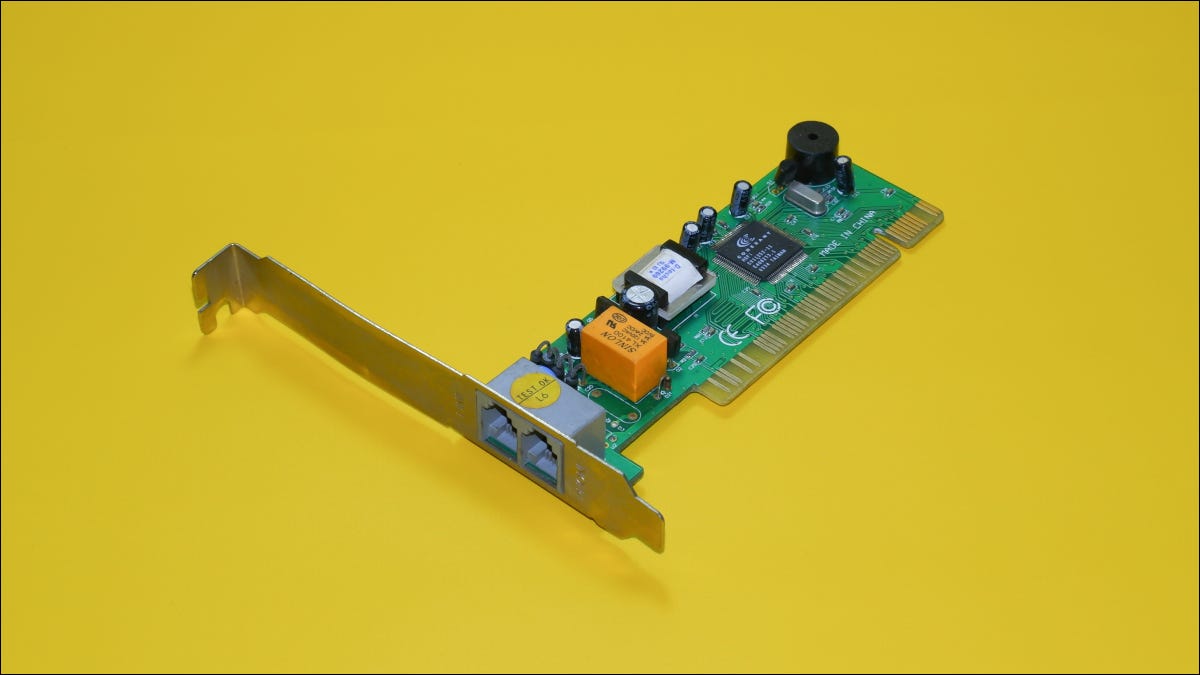 Placa de interface de rede PCI em fundo amarelo