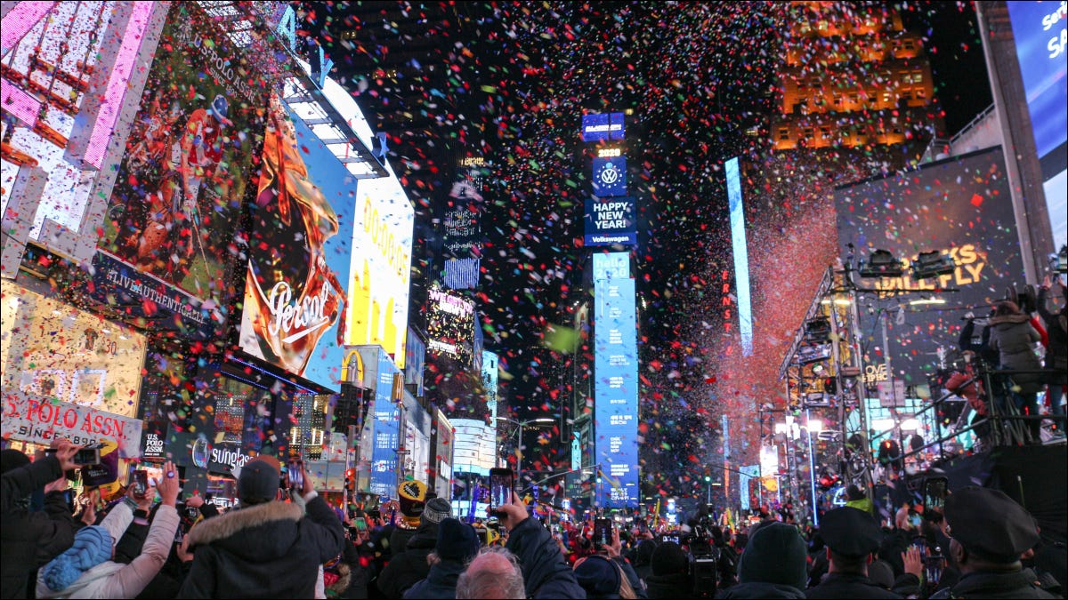 Confetes caindo sobre multidões na Times Square em Nova York