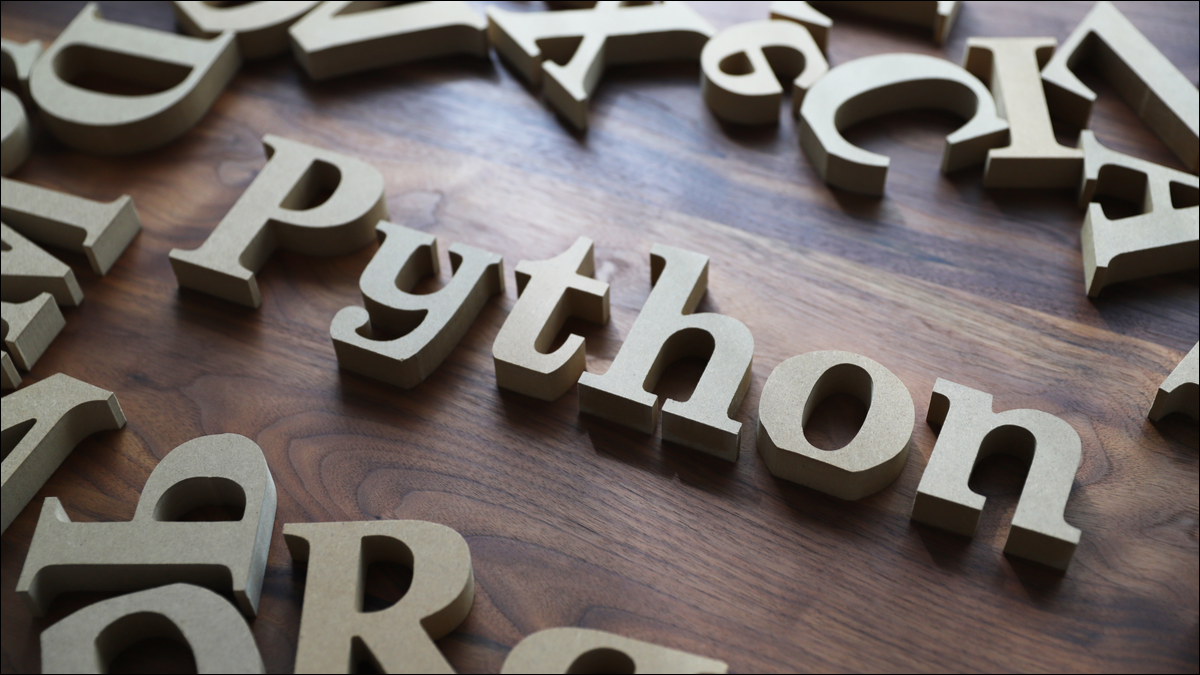 python soletrado em letras de madeira