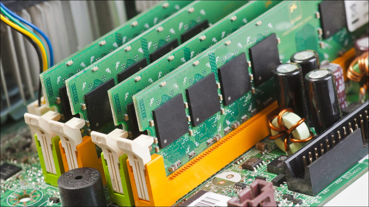 Quatro bastões de RAM instalados na placa-mãe de um computador