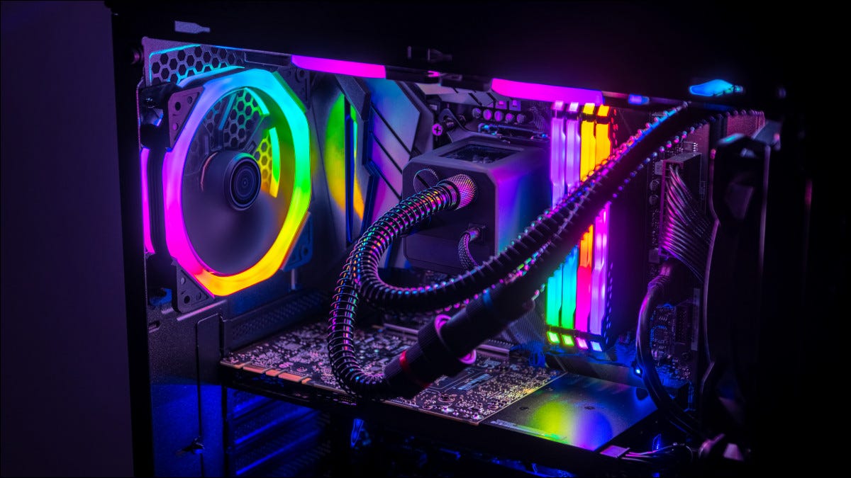 Dentro de um PC para jogos RGB.