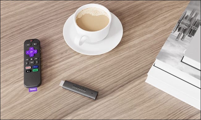 Roku streaming stick 4k na mesa com café