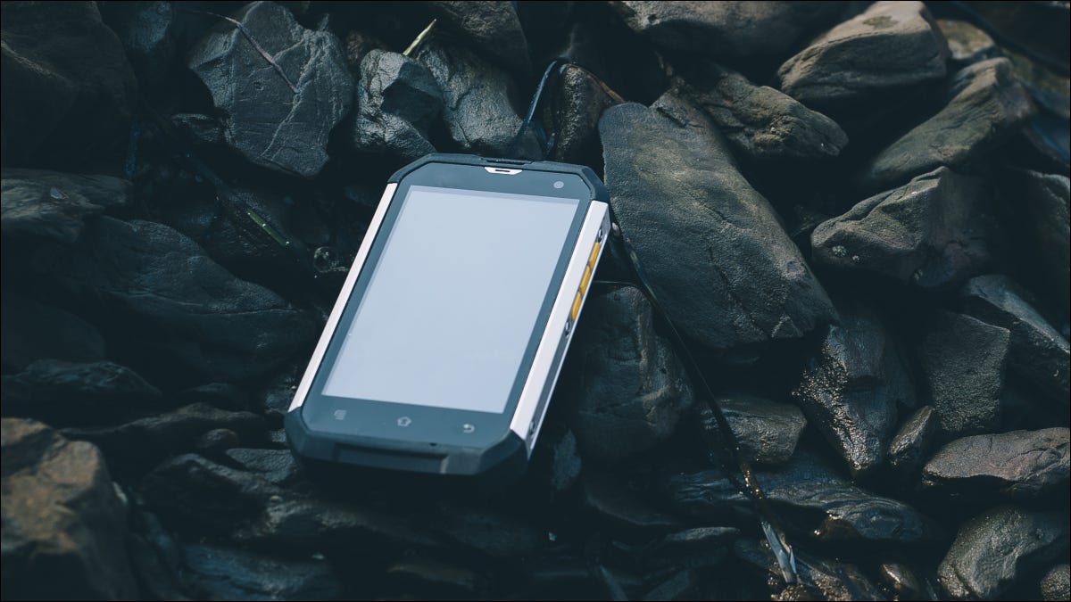 Smartphone robusto cercado por pedras