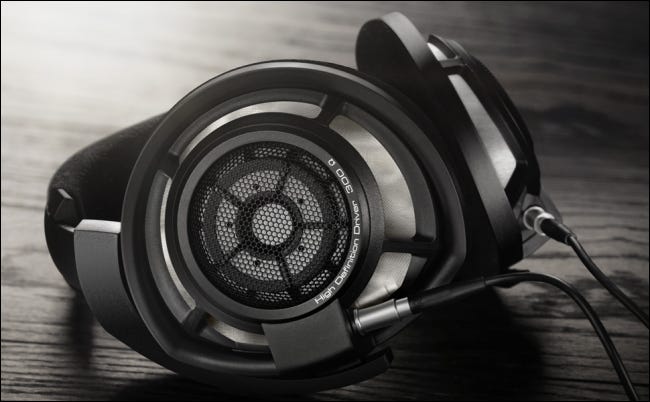 Seenheiser HD 800s na mesa